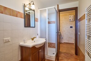 Douche, séchoir à cheveux, bidet, serviettes fournies
