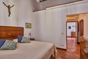 7 bedrooms, desk, iron/ironing board, WiFi