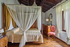 7 bedrooms, iron/ironing board, WiFi, bed sheets