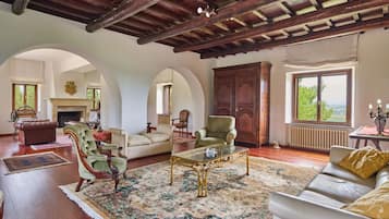 Een televisie en een open haard