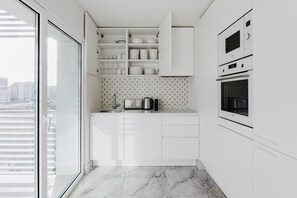 Een koelkast, een microgolfoven, een oven, een kookplaat