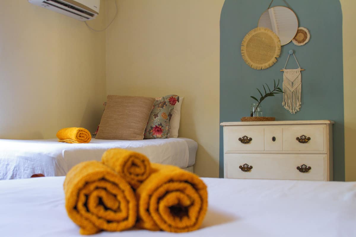 Una habitación de hotel con una cama, una mesita de noche y una pared decorada.