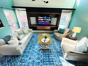 智能電視、壁爐、足球機