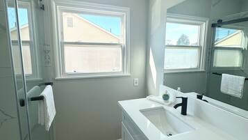 Regadera, secadora de cabello, toallas, jabón