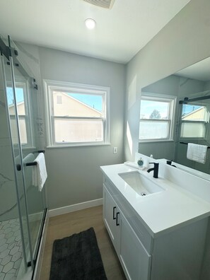 Shower, hair dryer, towels, soap - Entire single home in Anaheim - close to DisneyLand (Anaheim)