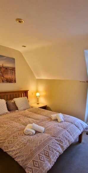Desk, free WiFi - The Shoe Inn Guest Rooms (Romsey)