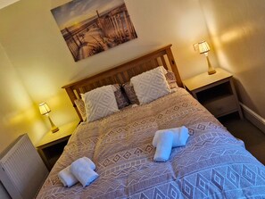 Desk, free WiFi - The Shoe Inn Guest Rooms (Romsey)