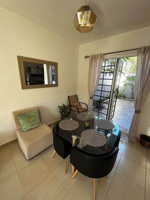 Dining - Charming 2-bedroom house with WiFi, AC in serene Q.R (Q.R.)