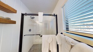 Douche, sèche-cheveux, serviettes fournies