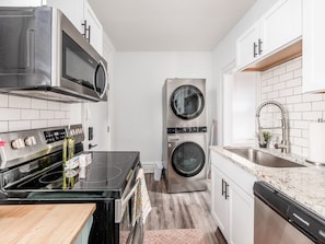 Fridge, microwave, oven, stovetop - A Taste of Disney in Columbus (Columbus)