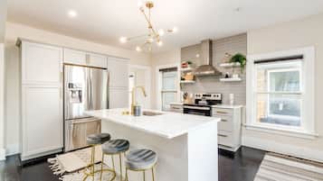 Geladeira, micro-ondas, fogão, cooktop