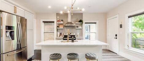 Réfrigérateur, micro-ondes, four, plaque de cuisson