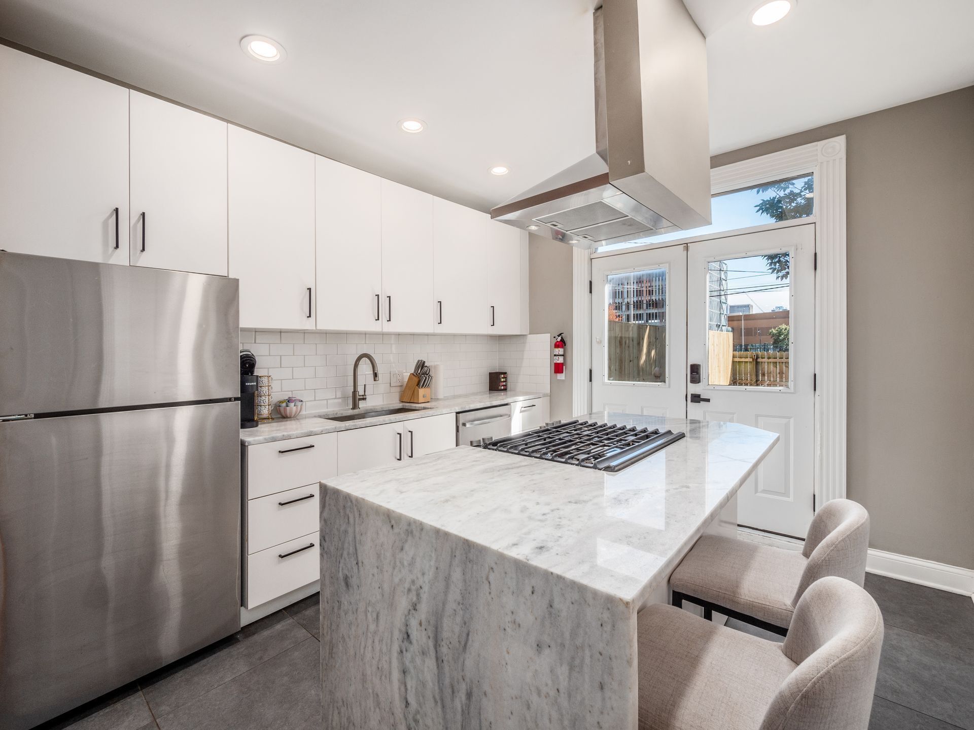 Refrigerador, microondas, horno y parrilla de estufa 