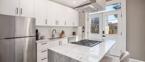 Refrigerador, microondas, horno y parrilla de estufa