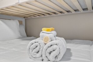 3 bedrooms, iron/ironing board, free WiFi, bed sheets - Waterside Haven + Hot Tub l Fire Pit (Lakeview)