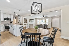 Dining - Waterside Haven + Hot Tub l Fire Pit (Lakeview)