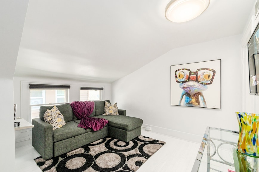 Modern Urban Walk-up Near Downtown! - Columbus, OH