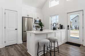 Køleskab, mikrobølgeovn, ovn, kogeplade