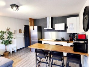 Frigorífico, microondas, placa de cocina y cafetera o tetera