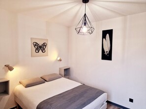 2 makuuhuonetta, työpöytä, silitysrauta/-lauta, ilmainen Wi-Fi