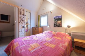 2 bedrooms, iron/ironing board, free WiFi