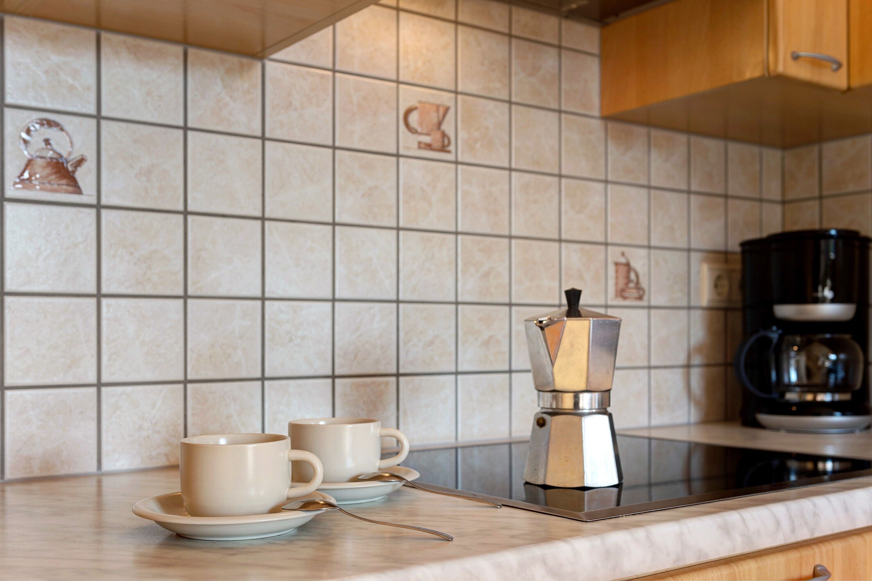 Frigorifero, microonde, piano cottura, macchina per tè/caffè