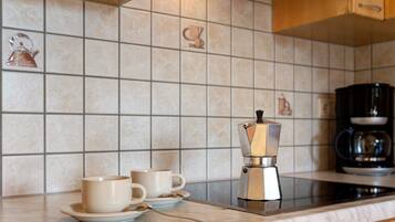 Frigorifero, microonde, piano cottura, macchina per tè/caffè