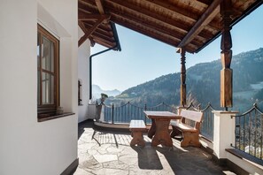 Outdoor dining - Apartment 'Malsethhof' with Mountain View, Private Terrace and Wi-Fi (Villanders)