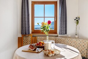 Dining - Apartment 'Malsethhof' with Mountain View, Private Terrace and Wi-Fi (Villanders)