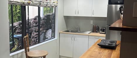 Réfrigérateur, four à micro-ondes, un four, surface de cuisson