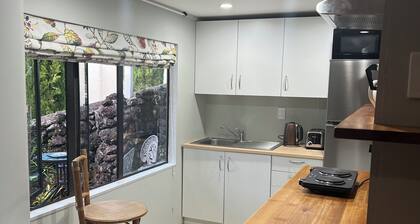 Funky Studio Apartment in the centre of Paihia, Bay of Islands. Pet-Friendly