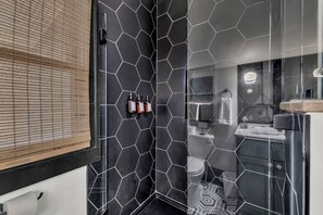 Douche, sèche-cheveux, serviettes fournies