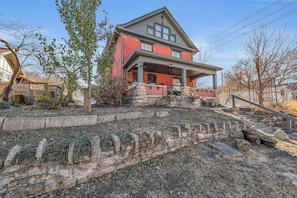 Exterior - KC Blvd Heights: Spacious 7BR Home, Central Locale (Kansas City)