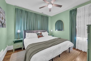 7 bedrooms, iron/ironing board, travel cot, free WiFi - KC Blvd Heights: Spacious 7BR Home, Central Locale (Kansas City)