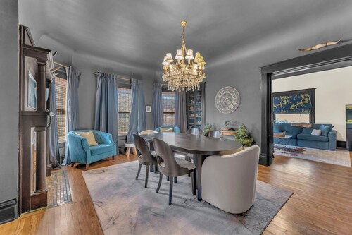 KC Blvd Heights: Spacious 7BR Home, Central Locale