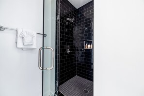 Douche, sèche-cheveux, serviettes fournies