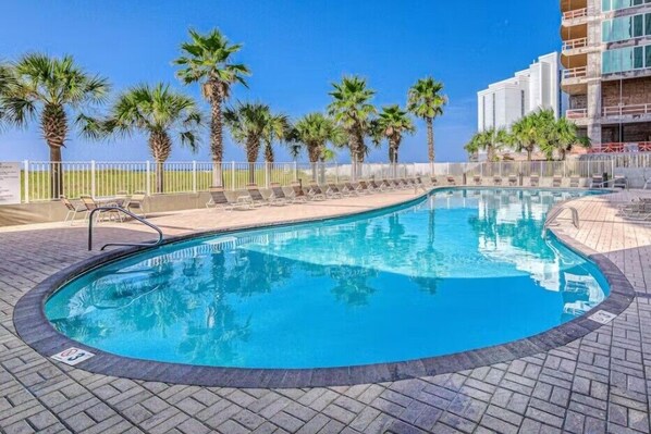 من حمّامات السباحة المغطاة، حمّام سباحة مُدفَّأ