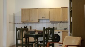 Een koelkast, een microgolfoven, een koffiezetapparaat/waterkoker