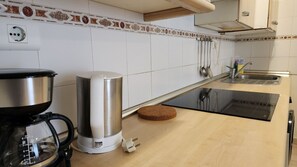 Køleskab, mikrobølgeovn, kaffe-/temaskine