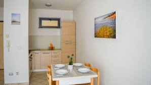 Une cuisine compacte avec un coin repas.