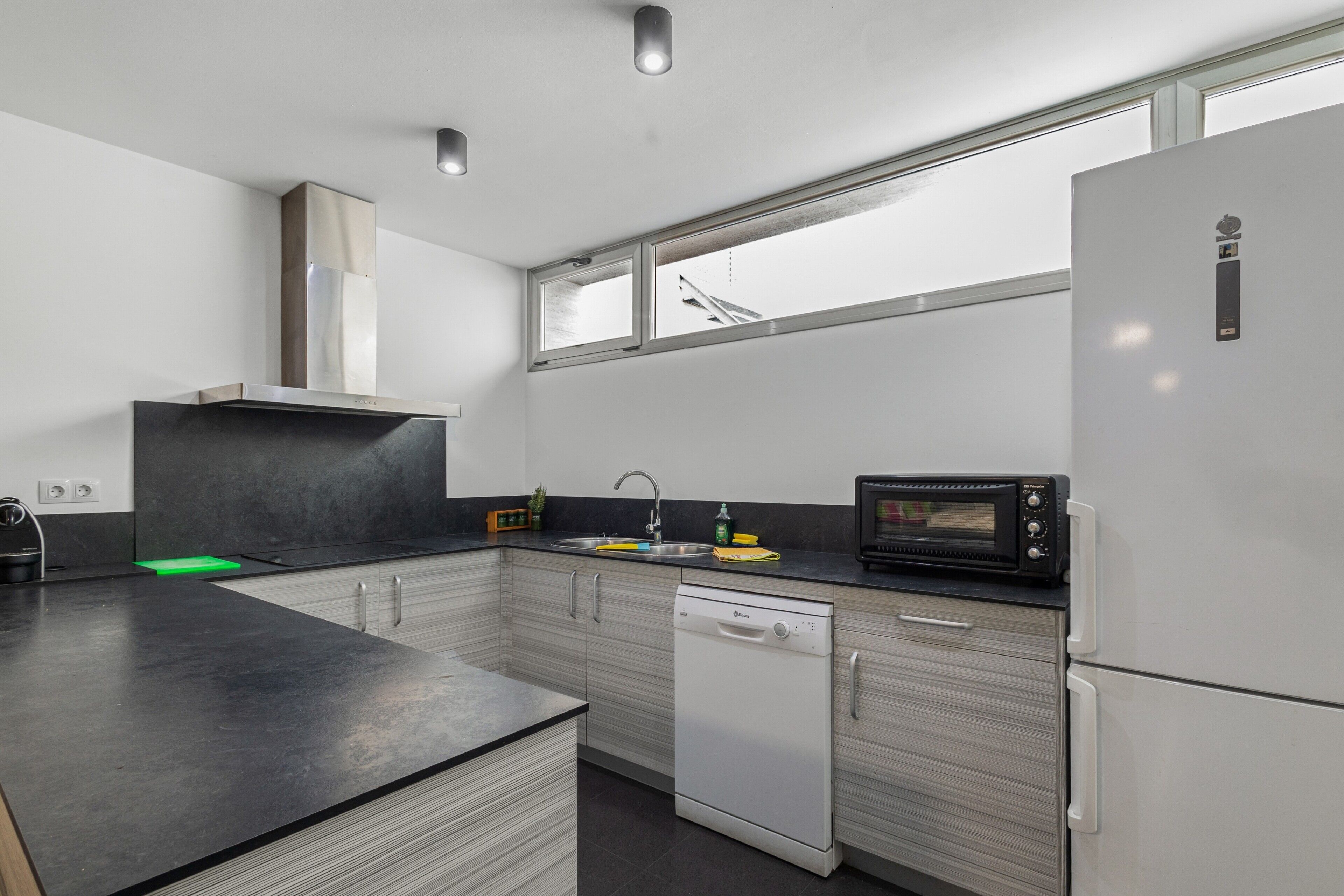 Een koelkast, een magnetron, een oven, een kookplaat