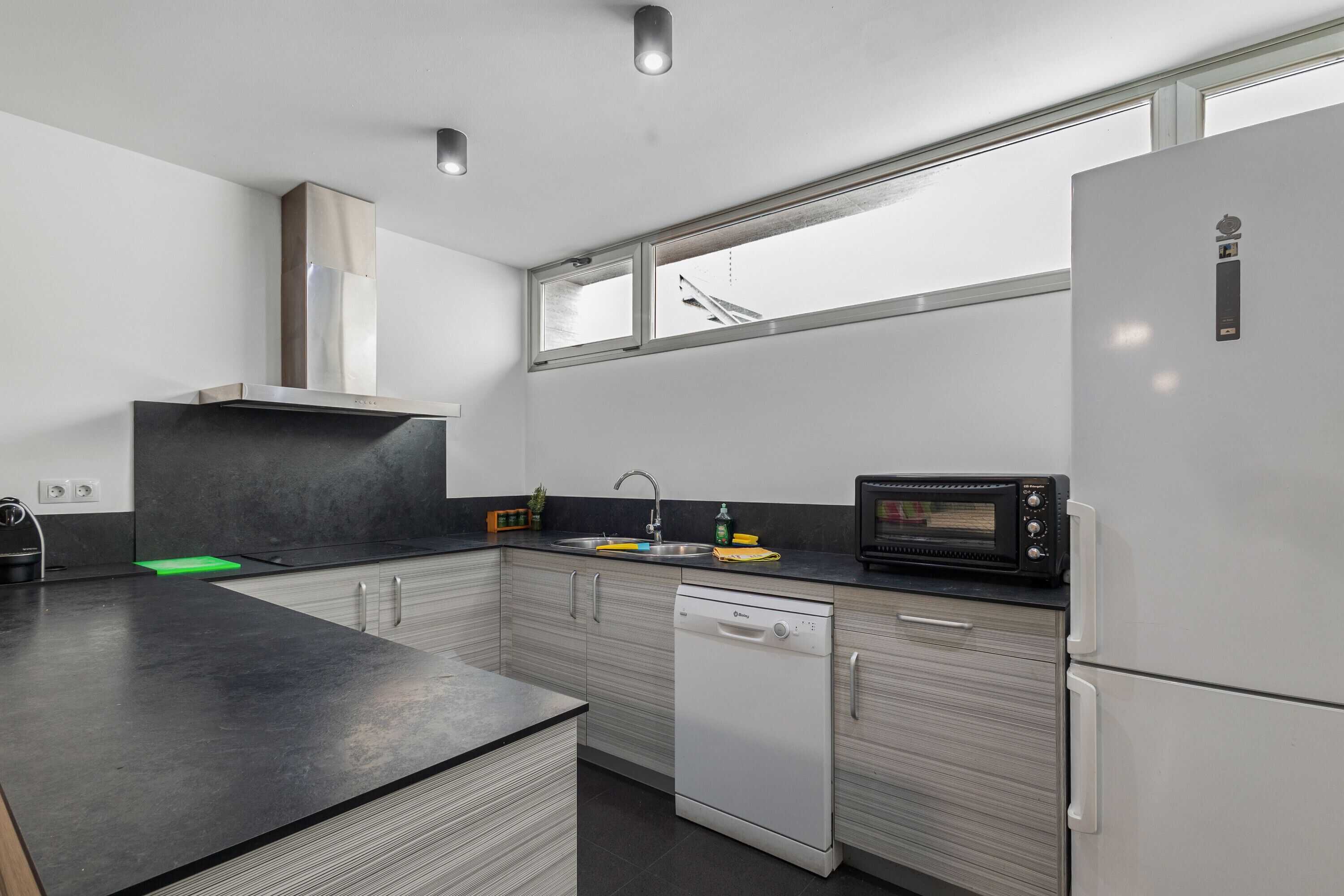 Jääkaappi, mikroaaltouuni, uuni, liesi