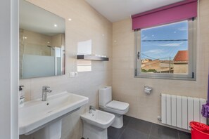 Douche, séchoir à cheveux, serviettes fournies