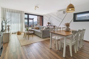 TV, fireplace - Holiday Home 'Casa Do Mordomo' with Mountain View, Wi-Fi and Air Conditioning (Miranda - Arcos de Valdevez)