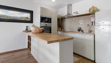 Een koelkast, een magnetron, een oven, een kookplaat