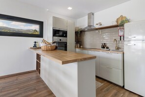 Fridge, microwave, oven, stovetop - Holiday Home 'Casa Do Mordomo' with Mountain View, Wi-Fi and Air Conditioning (Miranda - Arcos de Valdevez)