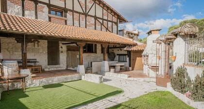 Country House 'El Pico Llanillo' with Mountain View, Private Pool and Wi-Fi