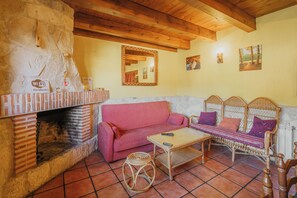 Una televisión, una chimenea, un reproductor estéreo