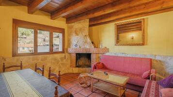 Una televisión, una chimenea, un reproductor estéreo