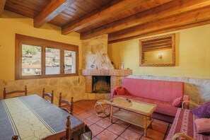 Una televisión, una chimenea, un reproductor estéreo